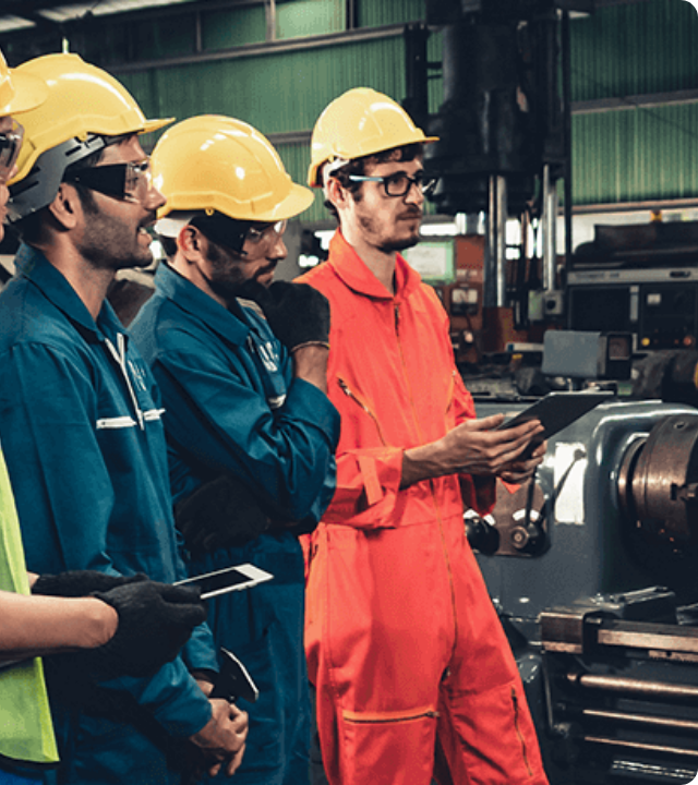 Equipe industrial participando de treinamento de segurança