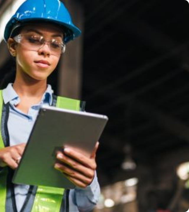 Profissional de segurança do trabalho com capacete e tablet